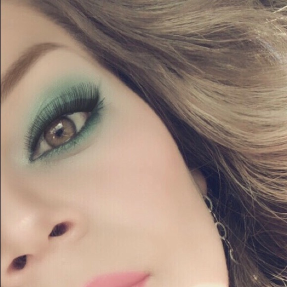 Meet your Posher, Claudia - Picture 1 of 1